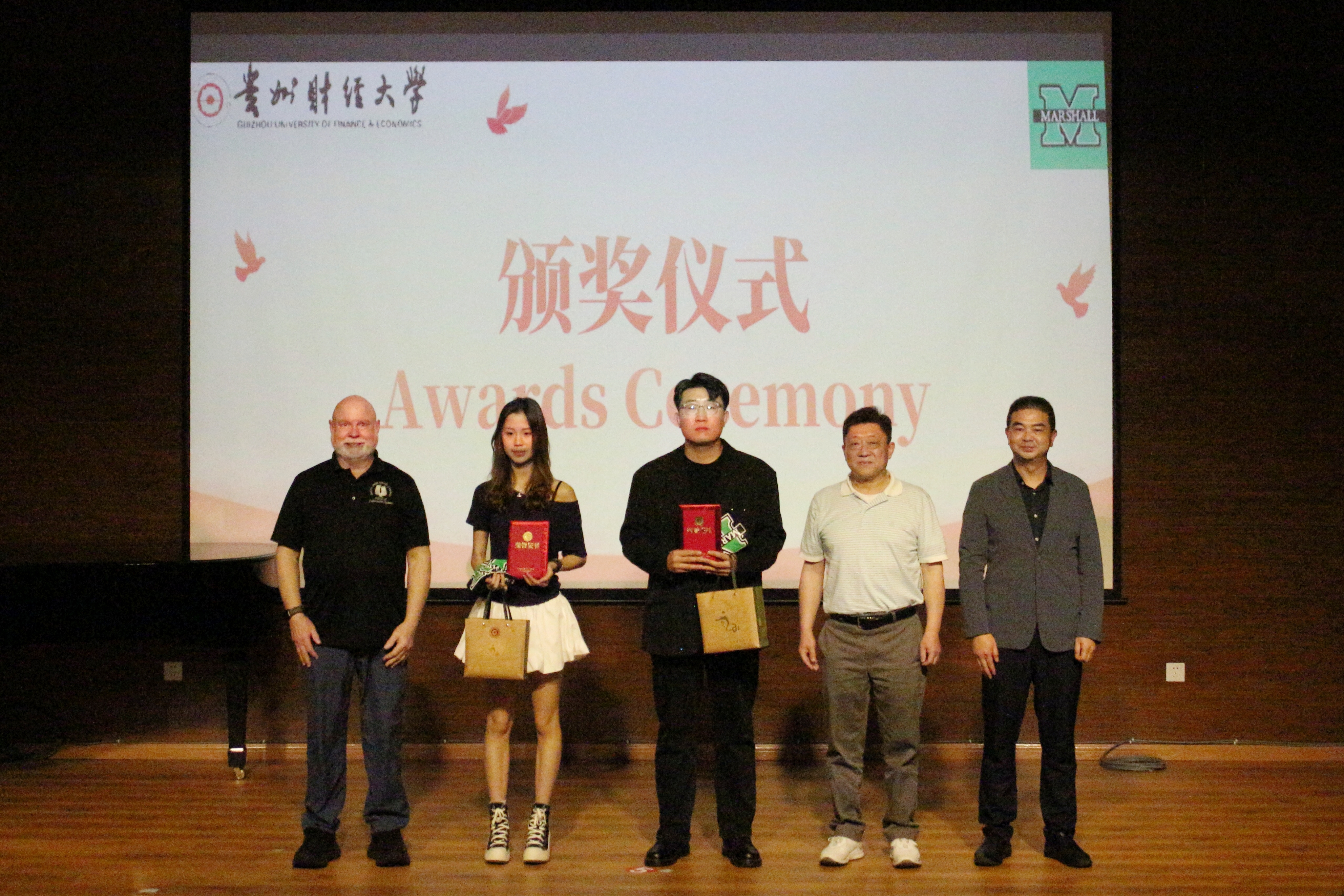 2025贵州财经大学-美国马歇尔大学英语歌曲大赛成功举办 (38).jpg