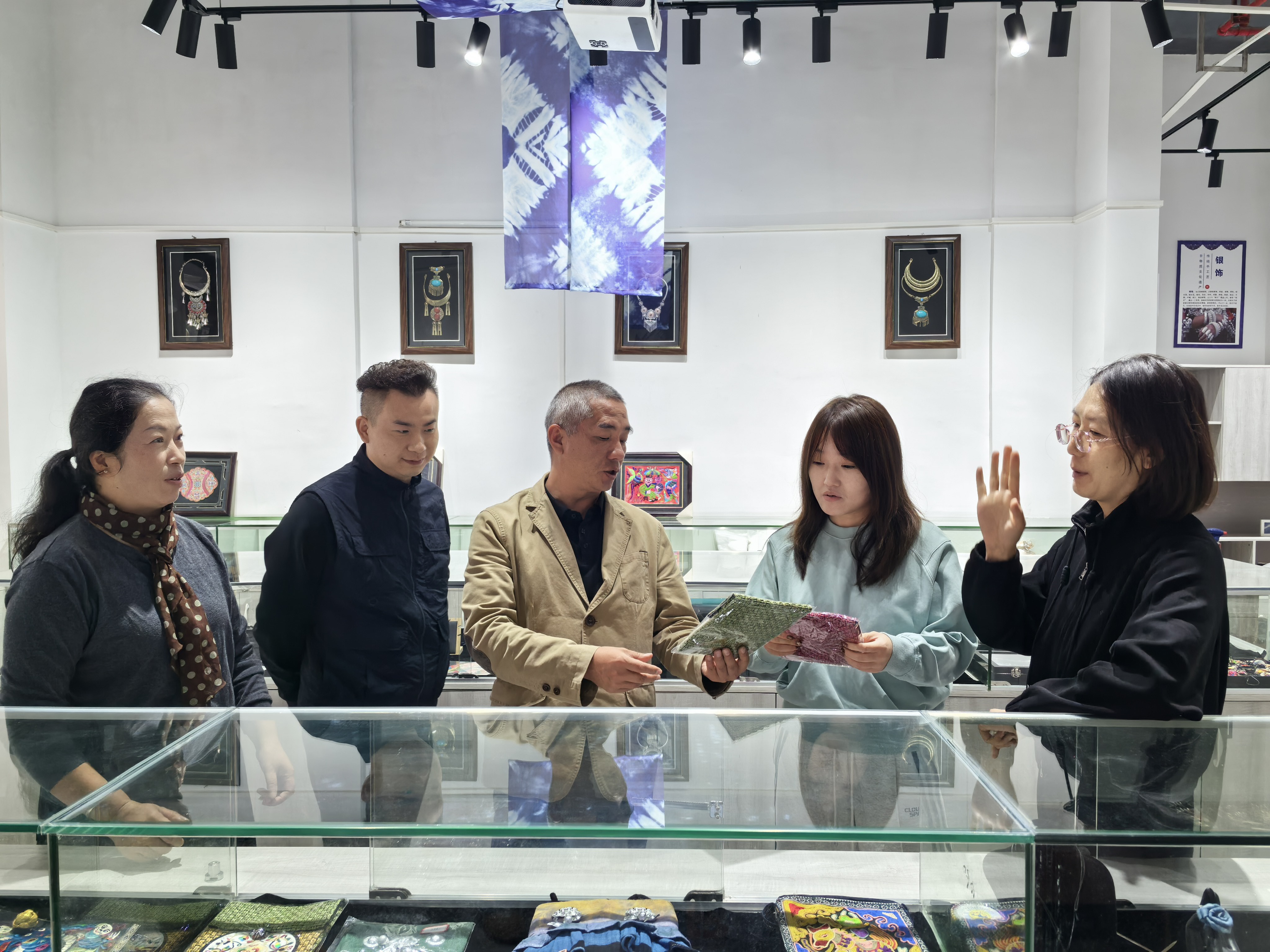 3参观当地非遗展品.jpg