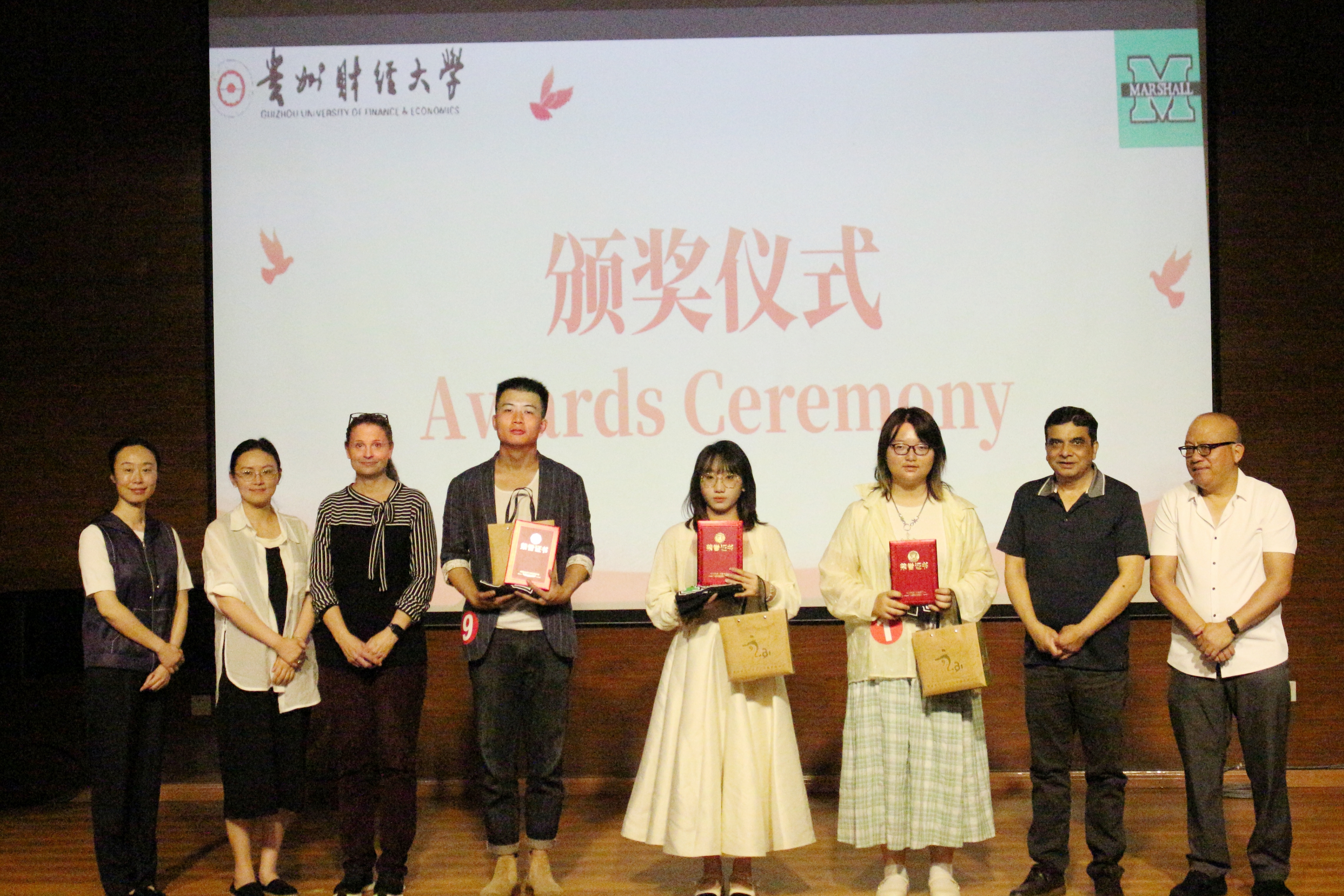 2025贵州财经大学-美国马歇尔大学英语歌曲大赛成功举办 (37).jpg