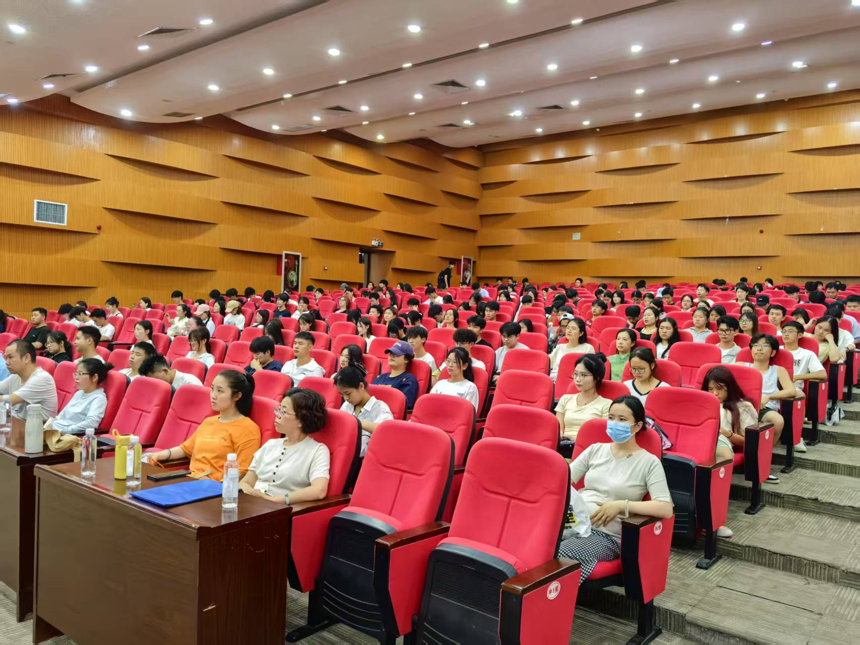 现场师生.jpg