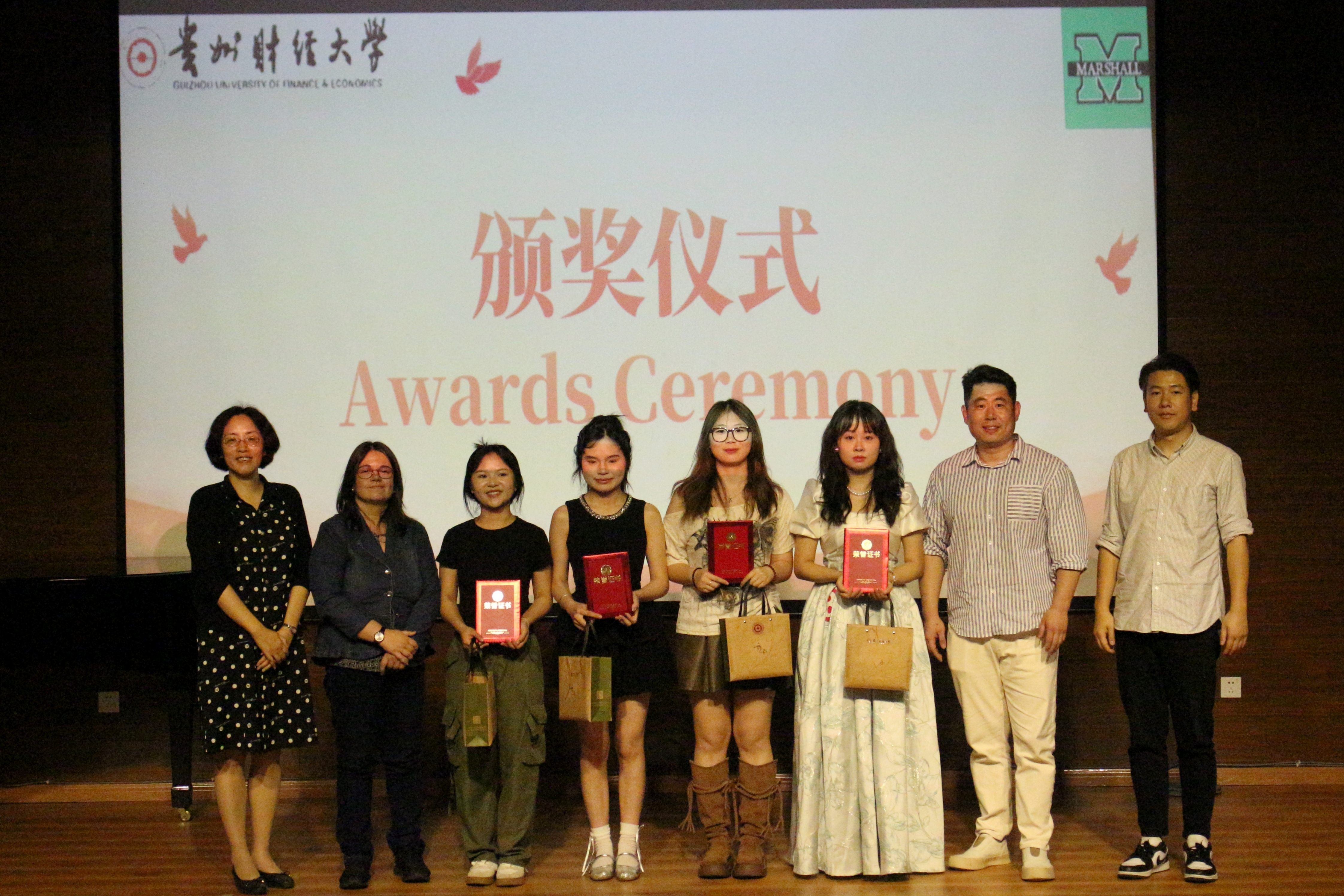 2025贵州财经大学-美国马歇尔大学英语歌曲大赛成功举办 (36).jpg