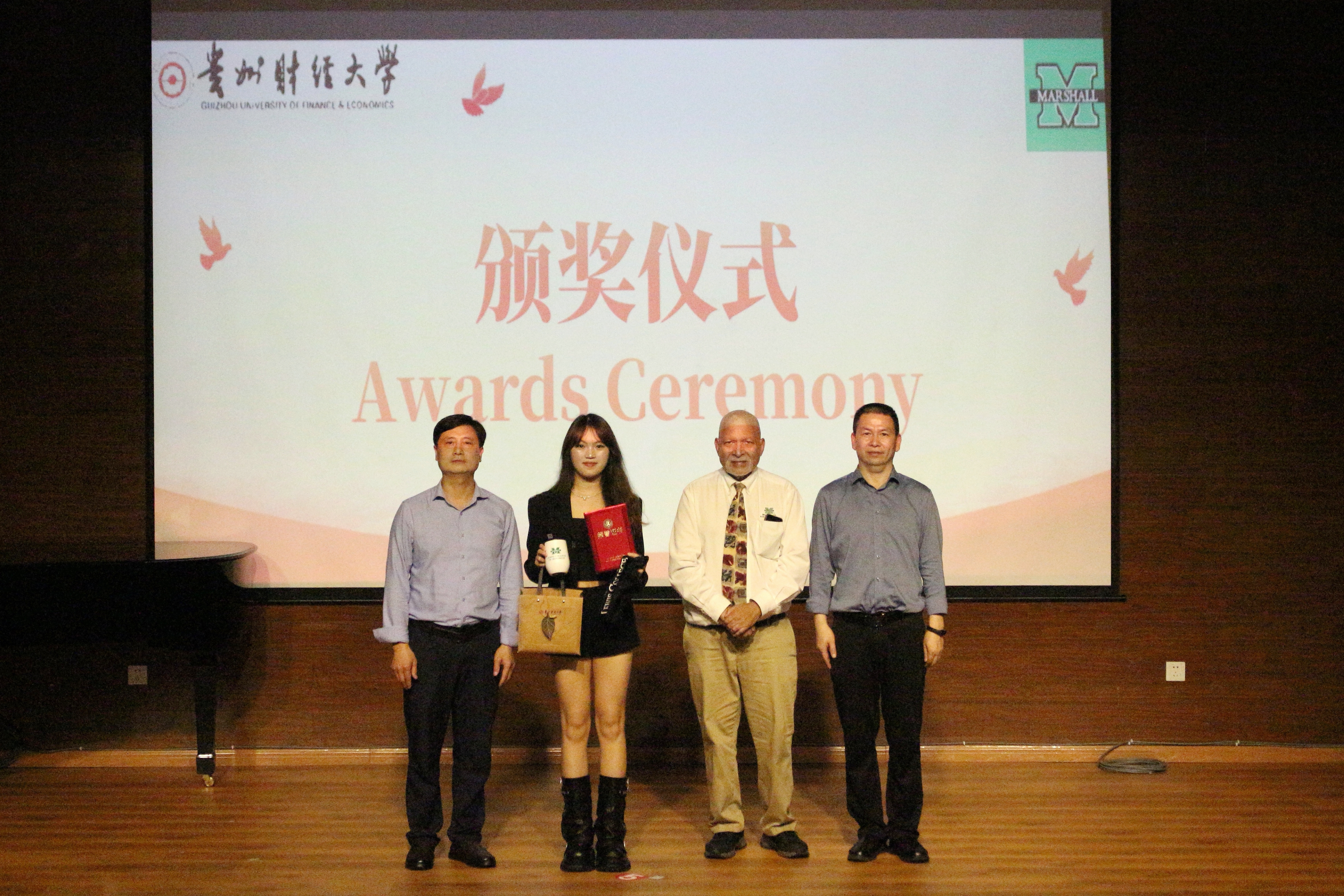 2025贵州财经大学-美国马歇尔大学英语歌曲大赛成功举办 (39).jpg