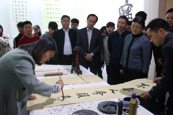 饶瑜珠等还特地与前来参观书画展和学习毛笔书法的泰国学生进行了交流