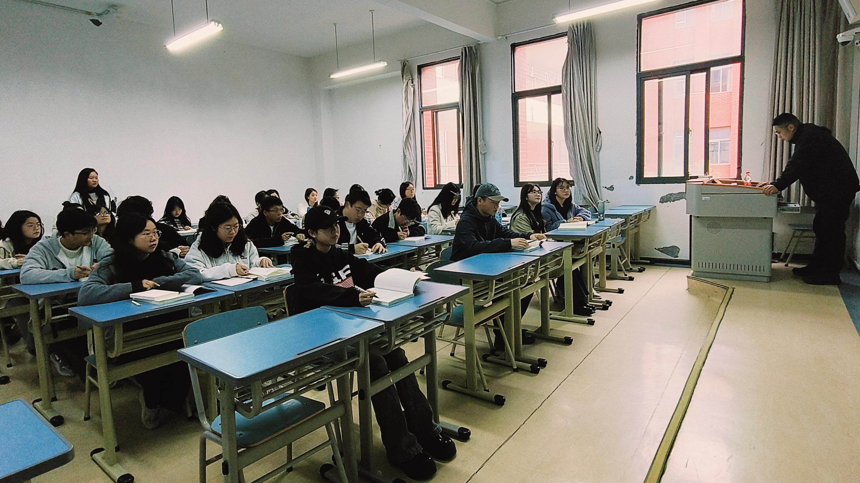 马克思主义学院辅导员郑明璨巡课.jpg