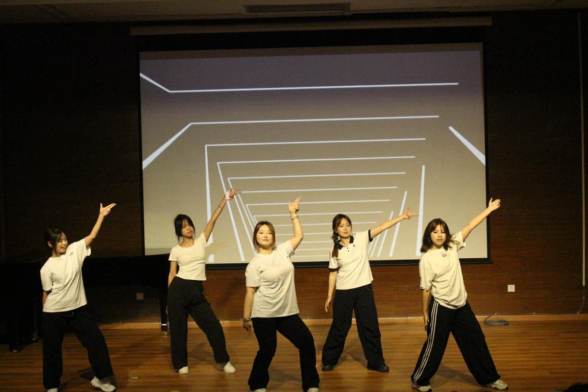 2025贵州财经大学-美国马歇尔大学英语歌曲大赛成功举办 (19).JPG