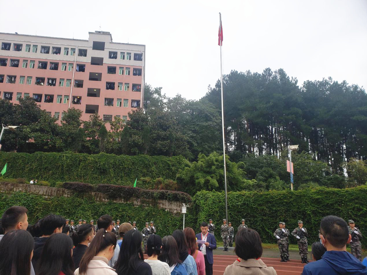 我和祖国共成长——鹿冲关校区举行10月升旗仪式